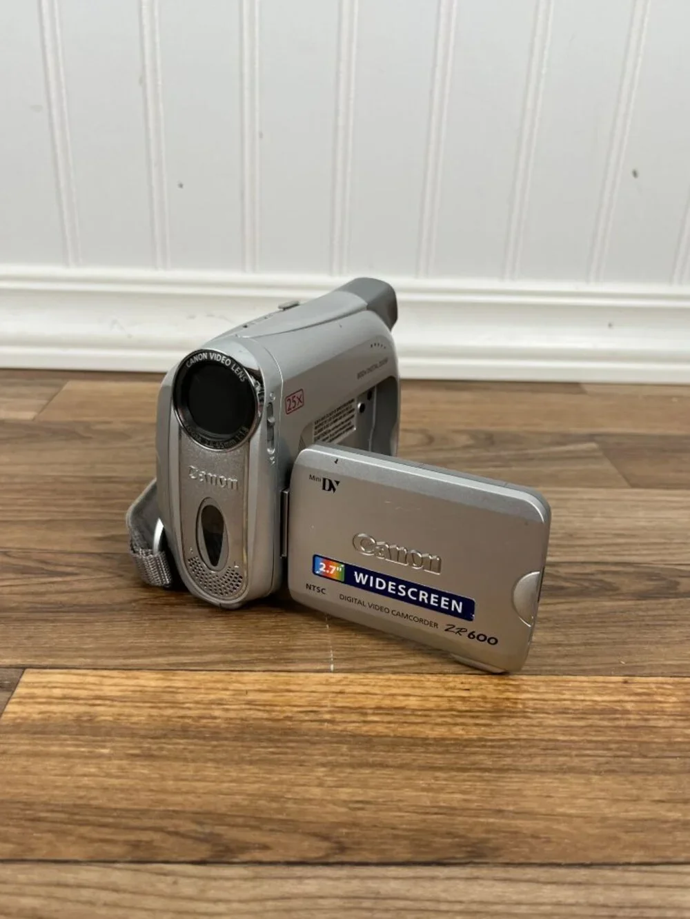 Canon ZR600 MiniDV Camcorder 2.7